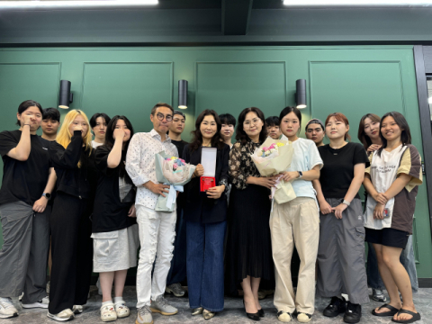 동의과학대학교 헤어뷰티과 실습실에서 수상 기념 촬영 모습.