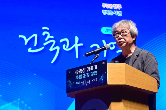 논란이 거세지자 지난 20일, 승효상 건축가가 직접 진주를 찾아 역사공원과 호국마루 설계 배경에 관해 설명했다. 김현우 기자