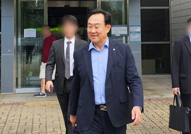 공직선거법 위반 혐의로 법정에 선 천영기 통영시장이 1심 두번째 공판을 마치고 법원을 나서고 있다. 부산일보DB