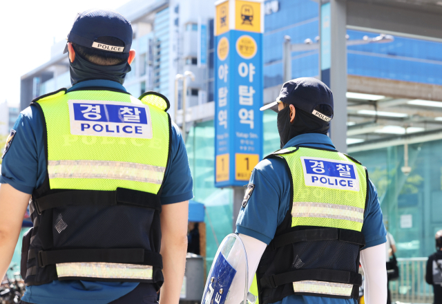 2024년 9월 23일 오후 최근 흉기 난동 예고 글이 올라온 경기도 성남시 수인분당선 야탑역에서 경찰이 순찰하고 있다. 앞서 같은 달 18일 익명 온라인 커뮤니티에는 '23일 오후 6시에 야탑역에서 흉기 난동을 벌이겠다'는 내용의 글이 올라왔다. 연합뉴스