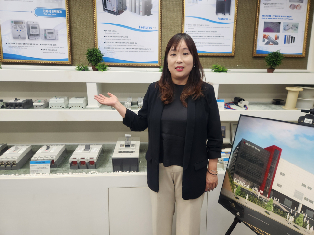 부산의 향토기업 동아전기공업은 두꺼비집 생산부터 폐배터리 재활용 사업까지 영역을 확장하고 있다. 김혜원 대표는 