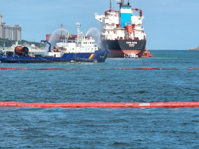 부산해양경찰서는 25일 오후 ‘민관 합동 해상방제 훈련’을 실시했다. 사진은 해상에 오일펜스가 이중으로 설치된 모습. 김준현 기자 joon@