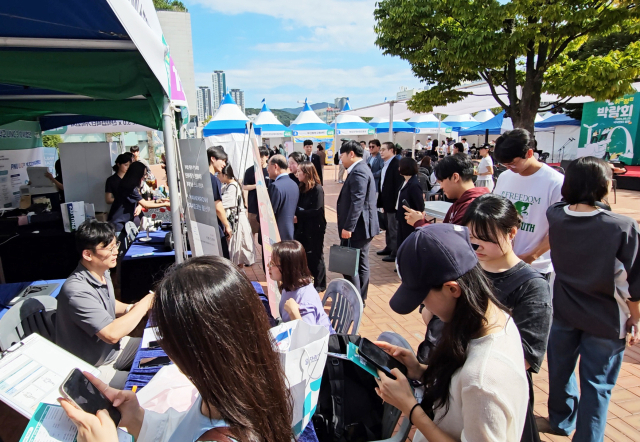부산대학교(총장 최재원)는 취업·창업 박람회인 ‘2024 부산대학교 드림페스타’ 행사를 25일 교내 넉넉한터에서 개최했다. 부산대 제공