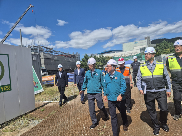 이승우 한국남부발전 사장이 지난 23일 부산빛드림본부를 방문해 현장점검을 하고 있다. 남부발전 제공