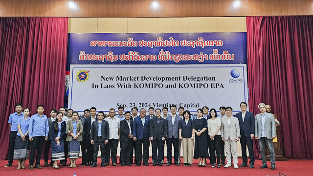 한국중부발전 라오스 시장개척단이 라오스 전력공사와의 기술 세미나 및 구매상담회를 개최하고 단체 기념사진을 촬영하고 있다. 중부발전 제공