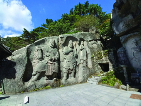 부산 북구 만덕동 석불사 대웅전 뒷편 암벽에는 29개에 달하는 마애석불이 새겨져 있다. 김정곤 제공