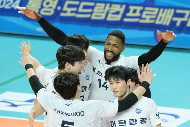 대한항공 선수들이 지난 25일 경남 통영체육관에서 열린 컵대회 남자부 조별리그 A조 마지막 경기에서 현대캐피탈을 제압한 뒤 기뻐하고 있다. 연합뉴스