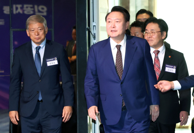 윤석열 대통령이 26일 서울 종로구 포시즌스호텔에서 열린 대통령 직속 국가인공지능위원회 출범식 및 1차 회의에 참석하고 있다. 윤 대통령 왼쪽은 이날 부위원장으로 위촉된 염재호 태재대 총장. 연합뉴스