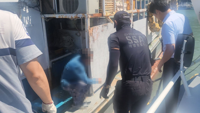 통영해양경찰서 수사팀이 서해 꽃게잡이 통발어선 임금착취 피해자들을 찾아가 실태를 파악하고 있다. 통영해양경찰서 제공