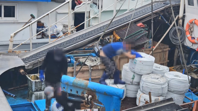 통영해양경찰서 수사팀이 서해 꽃게잡이 통발어선 임금착취 피해자들을 찾아가 실태를 파악하고 있다. 통영해양경찰서 제공