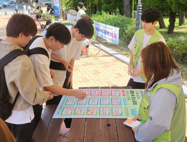 학생 100명을 대상으로 새마을운동중앙회에서 제시한 ‘지구를 살리는 생활 속 탄소중립 나부터 실천해요’ 15가지 실천 수칙 중 내가 실천할 수 있는 3가지를 선택하는 설문조사를 했다. 사무국 제공