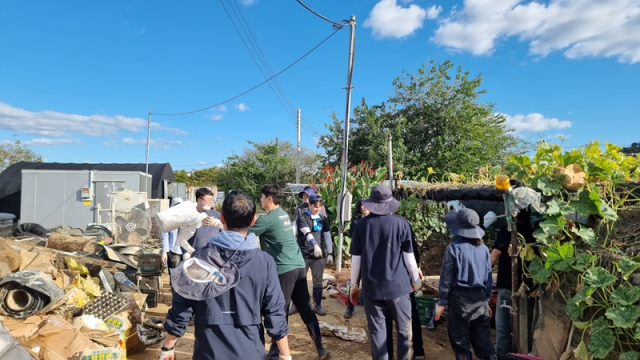 김해시 공무원과 시민 등 1400여 명이 지난 23~24일 수해 현장을 찾아 복구 작업을 도왔다. 김해시 제공