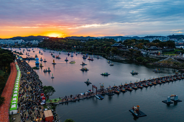 올해 10월 축제는 축제 구역이 대폭 확대되며, 색다른 주제의 유등이 새롭게 선보여진다. 김현우 기자