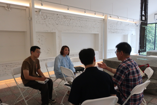 <부산일보>와 국립부경대 공동취재단이 대만 타이난시 관계자를 만나 인터뷰를 하고 있다. 이상배 기자 sangbae@