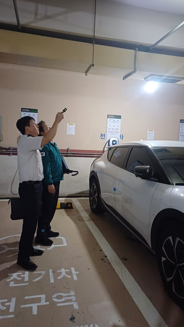 양산시가 지난해 9월 공동주택에 설치한 전기차 충전시설에 대한 안전점검을 실시하고 있다. 양산시 제공