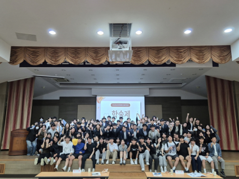 지난 26일(목) 제14회 물리치료과 학술제 단체 기념 촬영 모습.