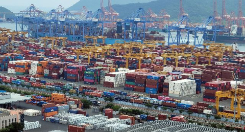 컨테이너 화물로 가득 찬 부산항 신항 컨테이너 터미널 야적장 전경. 부산일보DB