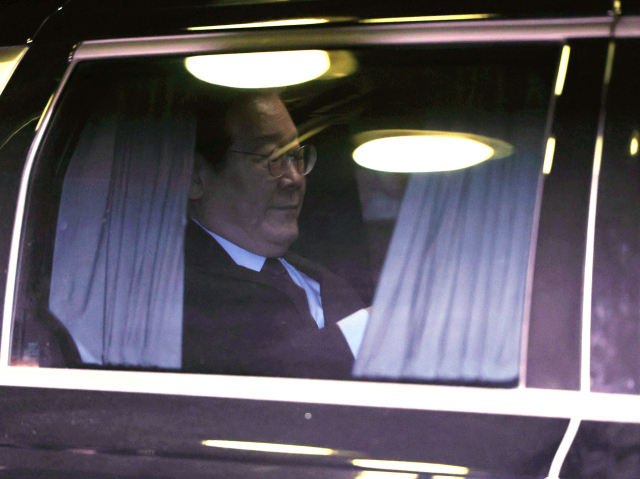 더불어민주당 이재명 대표가 지난달 30일 오후 서울 서초구 서울중앙지법에서 열린 위증교사 혐의 관련 1심 결심공판을 마친 뒤 차량에 타고 있다. 연합뉴스