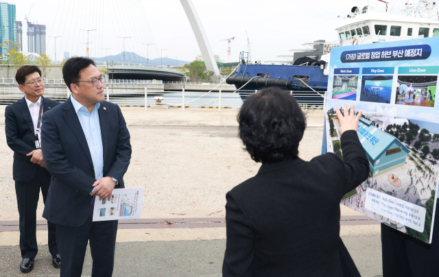 김병환 금융위원회 위원장이 1일 부산을 찾아 “산업은행의 부산 이전을 위한 국회 논의에 적극적으로 참여하겠다”고 강조했다. 김 위원장은 이날 글로벌 창업허브 부산 현장을 시찰했다. 금융위 제공