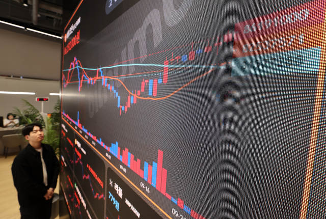 가상자산거래소 빗썸이 1일부터 수수료 무료 이벤트를 잠정 시행한다. 빗썸라운지 강남점에 가상자산 시세가 표시된 모습. 연합뉴스