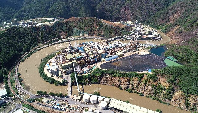 낙동강 최상류 지역인 경북 봉화군 석포면의 회돌이치는 낙동강 바로 옆으로 아연 제련소인 '영풍 석포제련소' 1~3공장이 자리잡고 있다. 부산일보DB