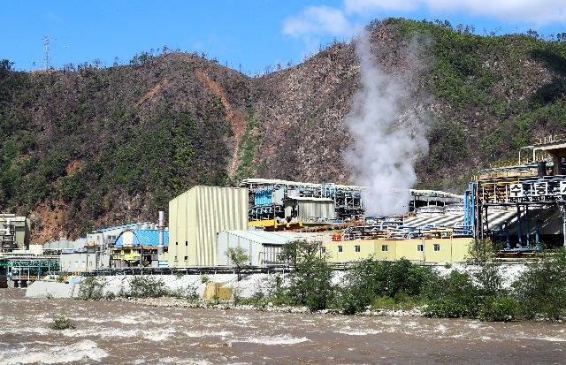 창간 특집, '낙동강 시리즈'. 낙동강 최상류 지역인 경북 봉화군 석포면의 아연 제련소인 '영풍 석포제련소'가 자리잡고 있다. 제련소 뒤 산에 나무가 말라죽어 민둥산을 이루고 있다. 정종회 기자 jjh@