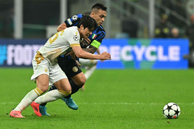 2일(한국시간) 밀라노 산시로에서 열린 인터밀란과 즈베즈다의 경기에서 수비수 설영우(66번)가 인터밀란의 공격수 라우타로 마르티네즈(10번)와 볼을 다투고 있다. AFP연합뉴스