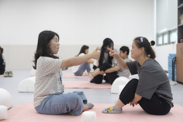 촉각적 치유를 느낄 수 있는 살핌 운동을 하고 있는 모습. 부산현대미술관 제공