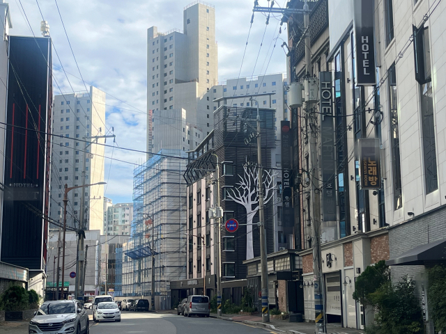 경남 김해시 김해종합운동장 인근에 숙박업소가 밀집돼 있다. 이경민 기자