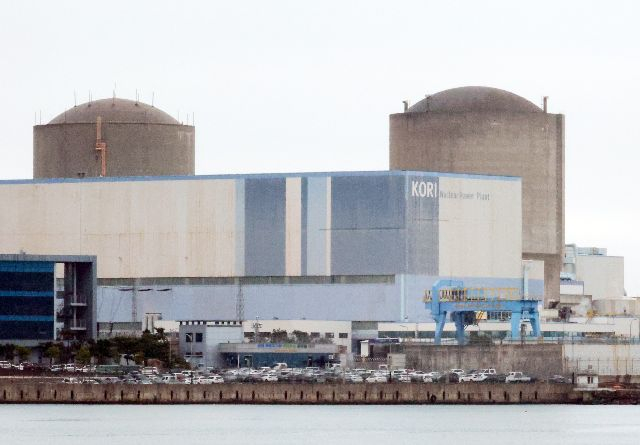 지난 5월 7일 오후 부산 기장군 해안가에서 국내 최초로 원전 해체 작업이 시작된 고리원자력발전소 1호기(오른쪽)의 모습. 고리 1호기 왼쪽은 2호기 모습이다. 연합뉴스