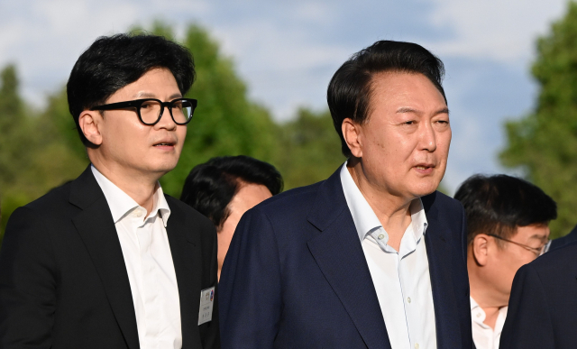 윤석열 대통령이 지난달 24일 서울 용산 대통령실 앞에서 열린 국민의힘 신임 지도부 초청 만찬에서 한동훈 당 대표와 함께 걷고 있다. 대통령실 제공