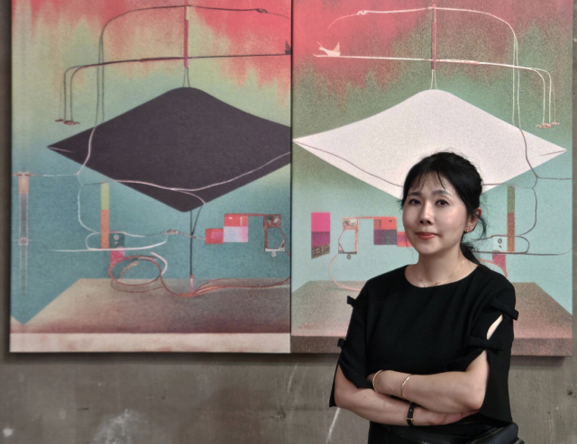 스페이스 원지에서 진행 중인 부산판화가협회 전시장에 선 서유정 회장. 김효정 기자 teresa@