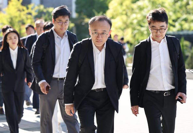 서울대 의과대학이 전국에서 처음으로 학생들이 집단으로 낸 휴학계를 일괄 처리한 가운데 2일 오후 교육부 관계자들이 감사를 위해 관악구 서울대학교 행정관에 들어서고 있다. 연합뉴스