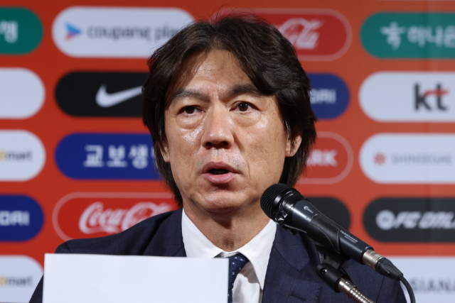 홍명보 축구 국가대표팀 감독이 9월 30일 오전 서울 종로구 축구회관에서 2026 북중미 월드컵 아시아 3차 예선 B조 3, 4차전에 나설 대표 선수 명단을 발표하고 있다. 연합뉴스
