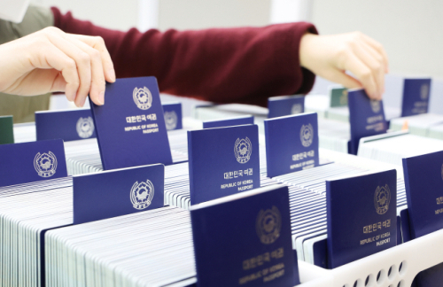 경기도 수원 여권민원실에서 직원이 교부할 여권을 정리하고 있다. 연합뉴스