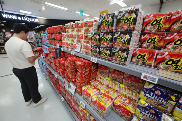한 대형마트 라면 판매대. 연합뉴스