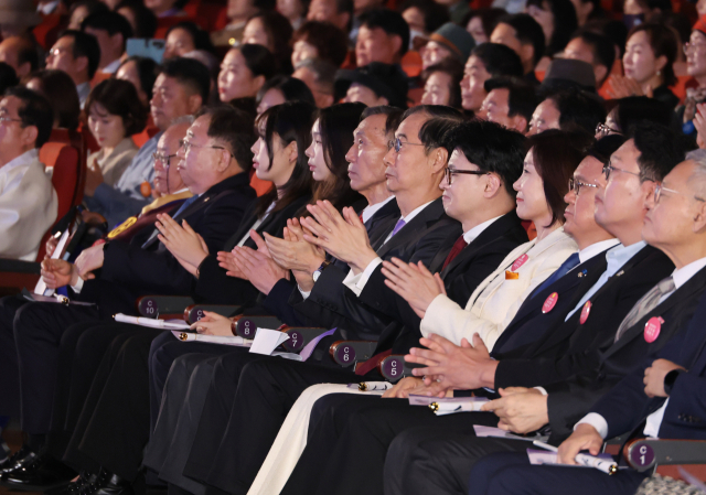 한덕수 국무총리가 3일 서울 종로구 세종문화회관 대극장에서 열린 제4356주년 개천절 경축식에서 한동훈 국민의힘 대표를 비롯한 참석자들과 박수치고 있다. 연합뉴스