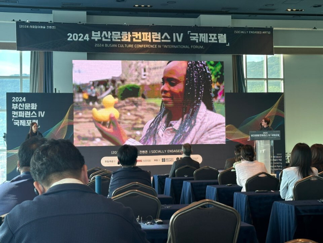 2일 오후 부산 동구 아스티호텔 그랜드볼룸에서 열린 ‘부산문화콘퍼런스IV 국제포럼’에서 ‘트리키 햇’의 피오나 밀러 예술감독이 '문화다양성 관점에서 본 창의적 나이 듦과 사회적 포용'에 대해 발제하고 있다. 김은영 기자 key66@