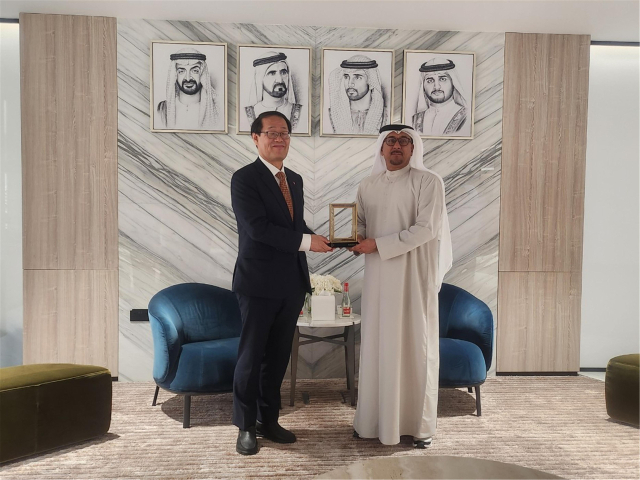 부산시 이준승(왼쪽) 행정부시장이 지난달 30일 두바이시청에서 다우드 압둘라흐만 알 하지리 시장과 교류협력 방안을 논의하고 있다. 부산시 제공