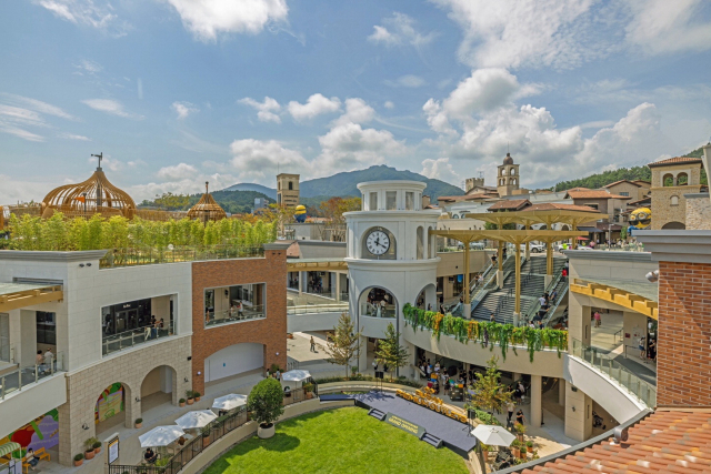 이달 초 지역 유통업계가 쇼핑객과 나들이객의 발길을 사로잡기 위한 다양한 행사를 진행한다. 롯데프리미엄아울렛 동부산점(위)과 신세계사이먼 부산 프리미엄 아울렛 전경. 각 사 제공