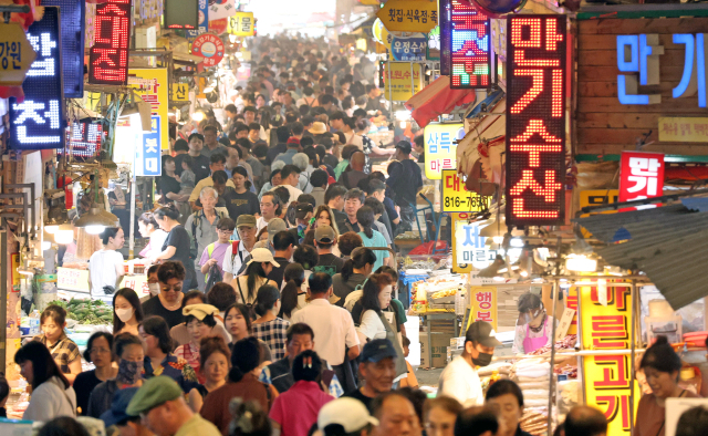 지난달 추석을 일주일 앞두고 부전시장이 시민들로 붐비는 모습. 부산일보DB