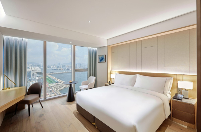 윈덤 그랜드 부산이 10월 한 달간 경찰·군인·소방·교정공무원과 국가 유공자 등을 대상으로 하는 ‘나라 사랑 패키지’를 판매한다. 윈덤 그랜드 부산 제공