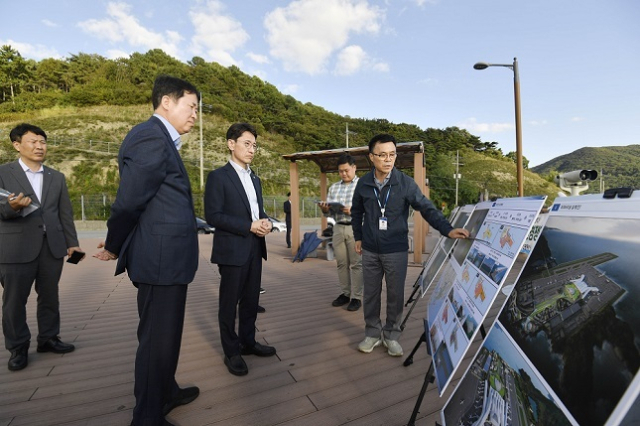 김윤상 차관이 가덕도신공항(대항전망대)을 방문해 신공항 관련 관계자의 설명을 듣고 있다.