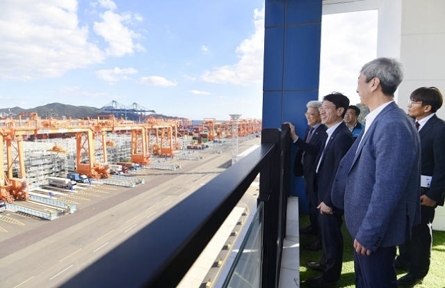 김윤상 기획재정부 차관이 10월 4일 오후 창원에 위치한 부산항 신항(7부두)을 찾아 국내 최초로 완전 자동화 항만으로 개정한 7부두에 대한 설명을 듣고 있다. 기재부 제공