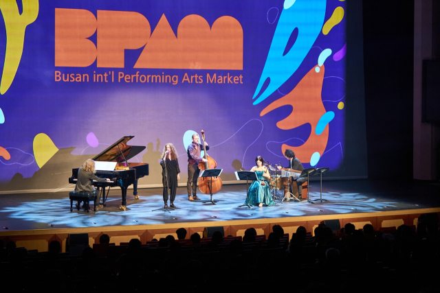 제2회 2024 부산국제공연예술마켓(BPAM) 식전 공연으로 BPAM 프로젝트 밴드의 ‘Open Your Arms’가 연주되고 있다. 부산문화재단 제공