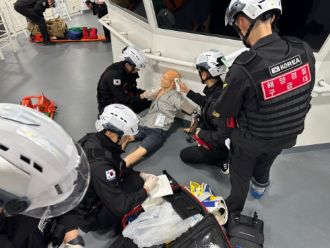 동의과학대 응급구조과 재학생들이 여수 해양경찰교육원에서 ‘구급 상황 및 다수 사상자 대응 시뮬레이션 훈련’에 참가하여 진행 중인 모습.