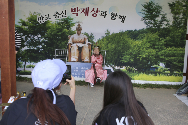 시민들과 방문객이 축전에 마련된 박제상 공을 배경으로 기념사진을 찍고 있다. 양산시 제공