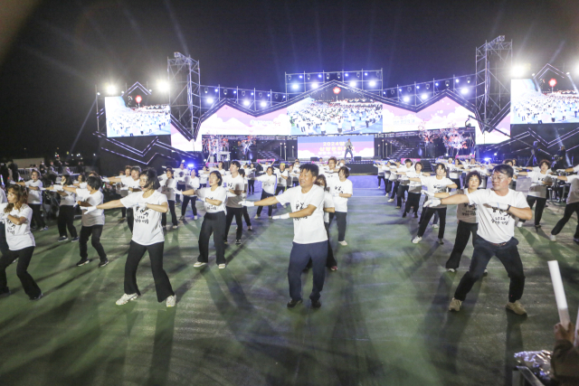 이번 축전에서 화제를 모은 삼장수 기상춤 경연대회. 단체전 대상을 차지한 중앙동이 기상춤을 선보이고 있다. 양산시 제공