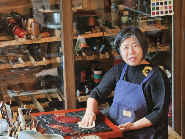 이현승 작가가 옻칠 작업을 하고 있는 모습. 김효정 기자