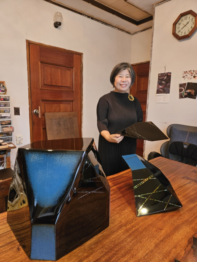 이현승 작가가 기지 연작을 살펴보고 있다. 김효정 기자